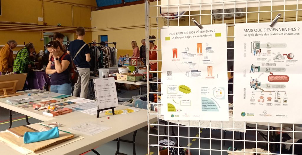 photo vide-grenier textiles